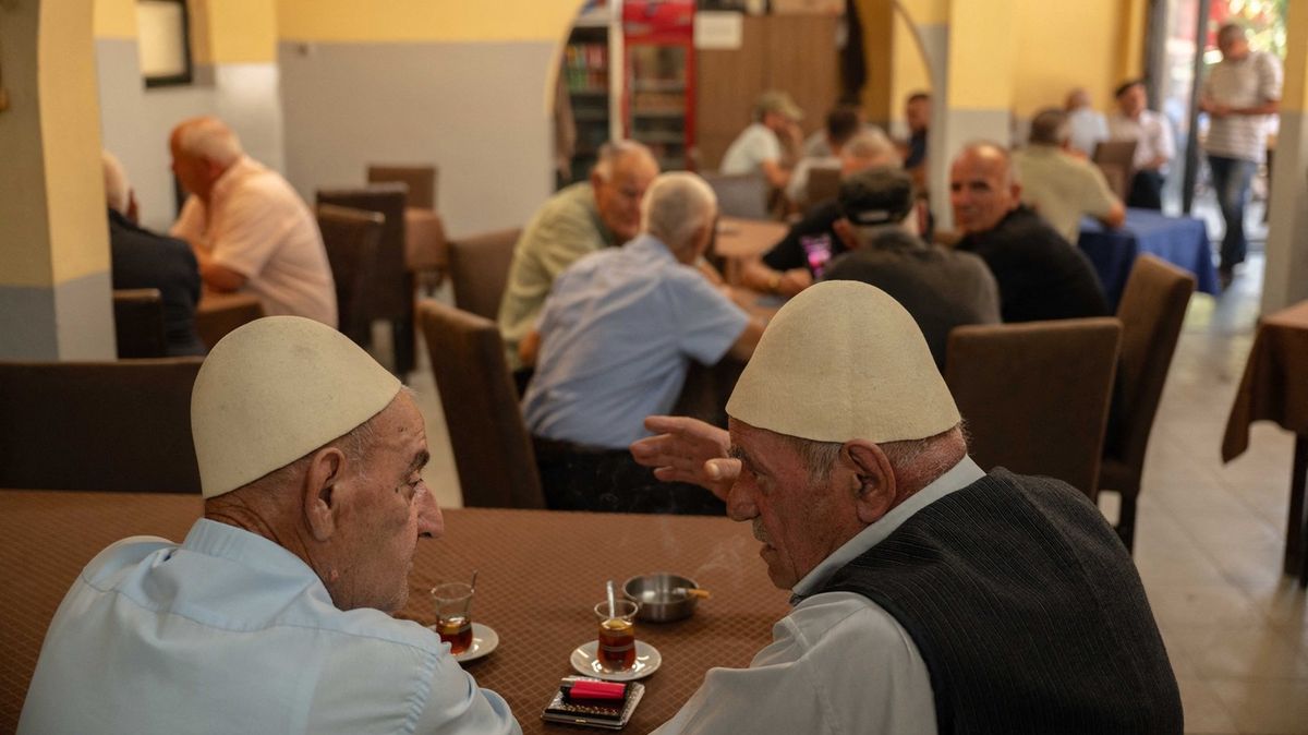 Obrazem: Bitva čaje s kávou. Kosovská tradice ustupuje západnímu vlivu